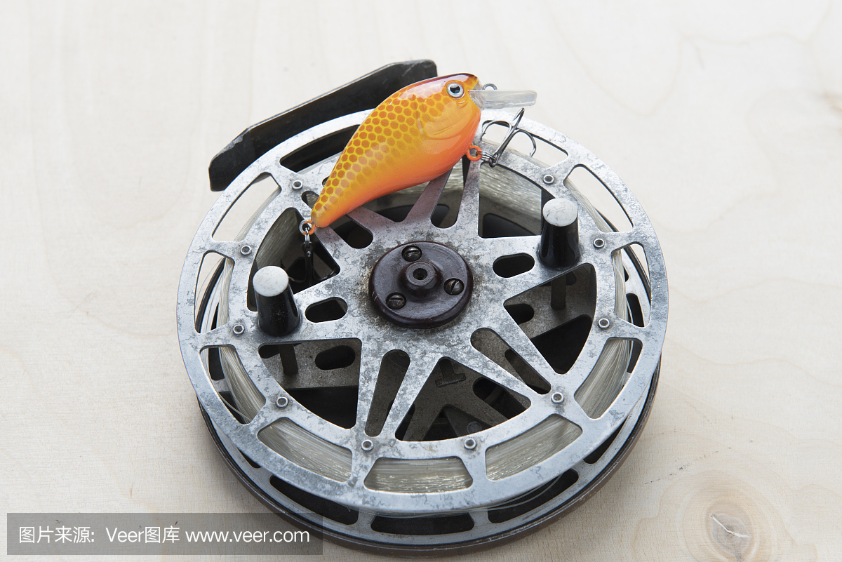 木制背景上的釣魚配件