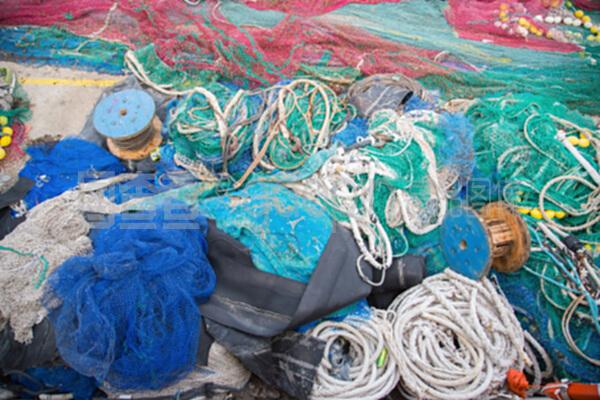 一大堆漁網、繩子和釣魚用具